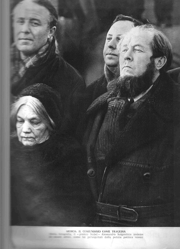 LA FACCIA TRAGICA DEL COMUNISMO IN URSS - il premio Nobel Solgenitzin insieme ad altri perseguitati dal Partito comunista russo.jpg